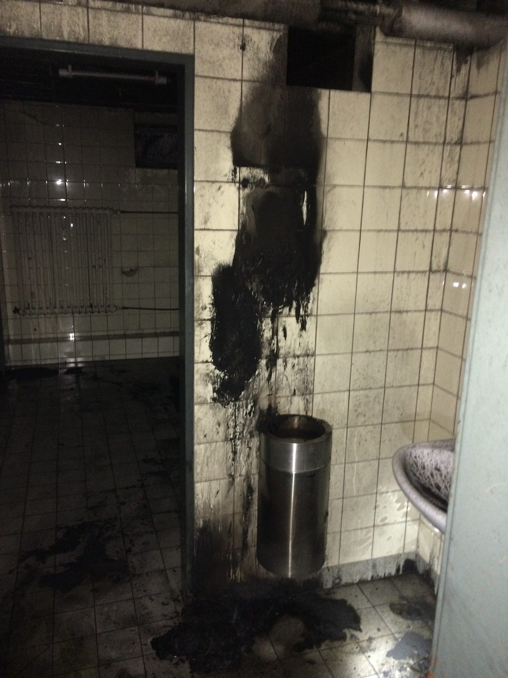 Brandstiftung im öffentlichen WC am Lahnsteiner Salhofplatz