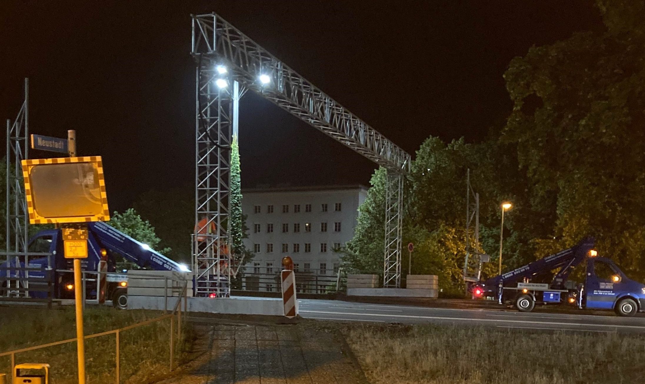 Aufbau der neuen Wechselverkehrsführung an der Pfaffendorfer Brücke