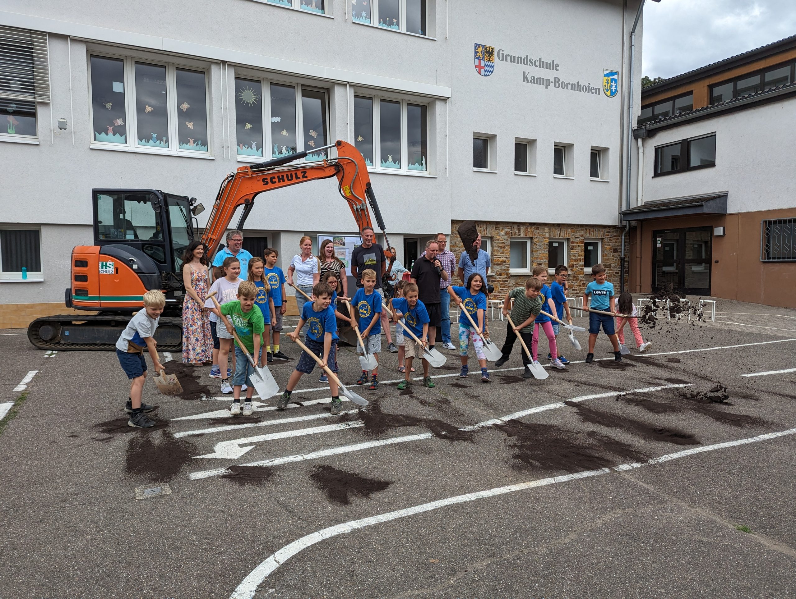 Symbolischer Spatenstich zur Neugestaltung des Schulhofs der Grundschule Kamp-Bornhofen